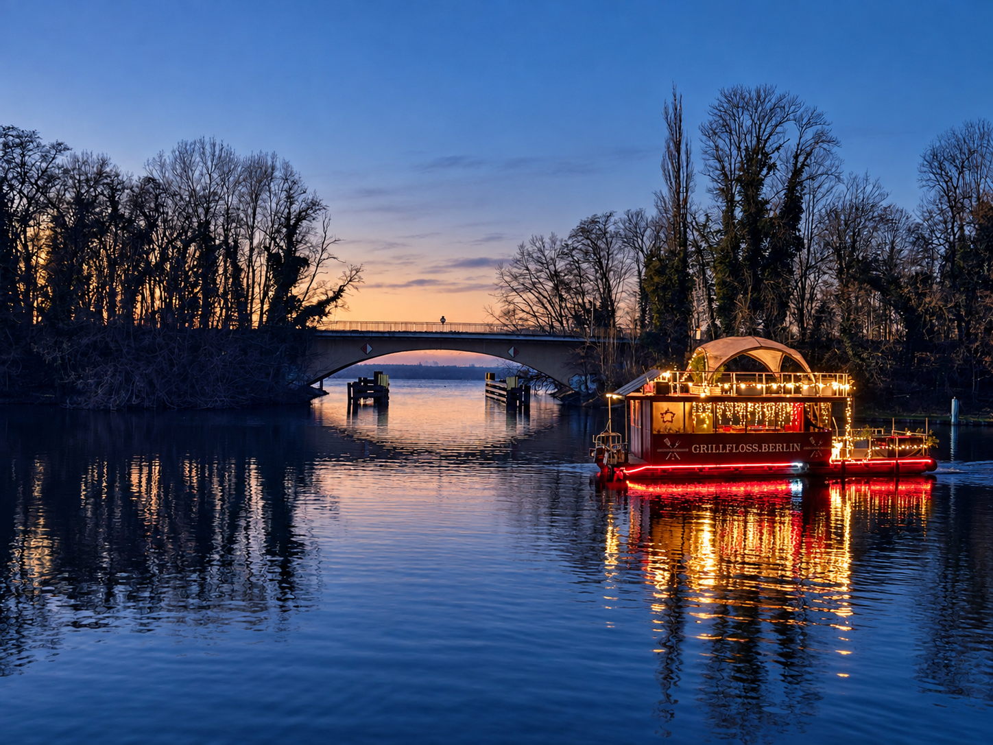 Weihnachtlich geschmücktes Floß auf dem Tegeler See